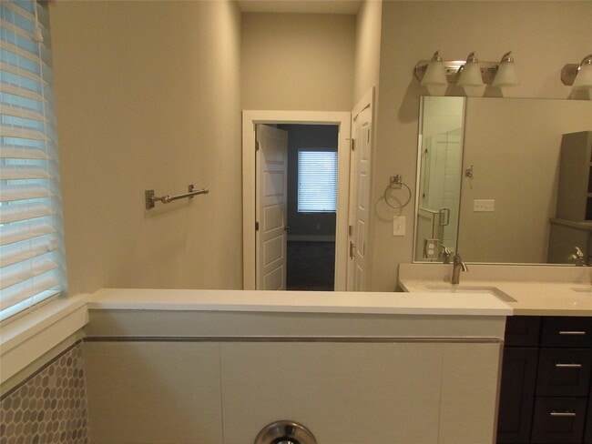 Building Photo - 3249 Dixie Dr