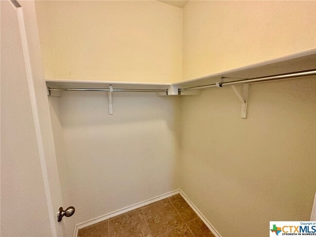 Building Photo - 413 Hunters Hill Dr