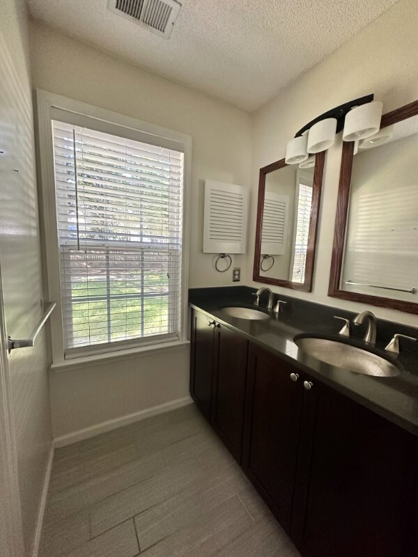 Building Photo - 13 Grandiflora Ln