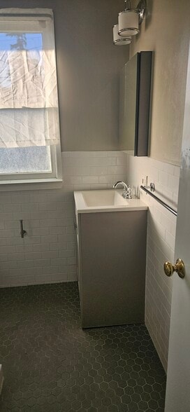 Building Photo - 609 E Main St