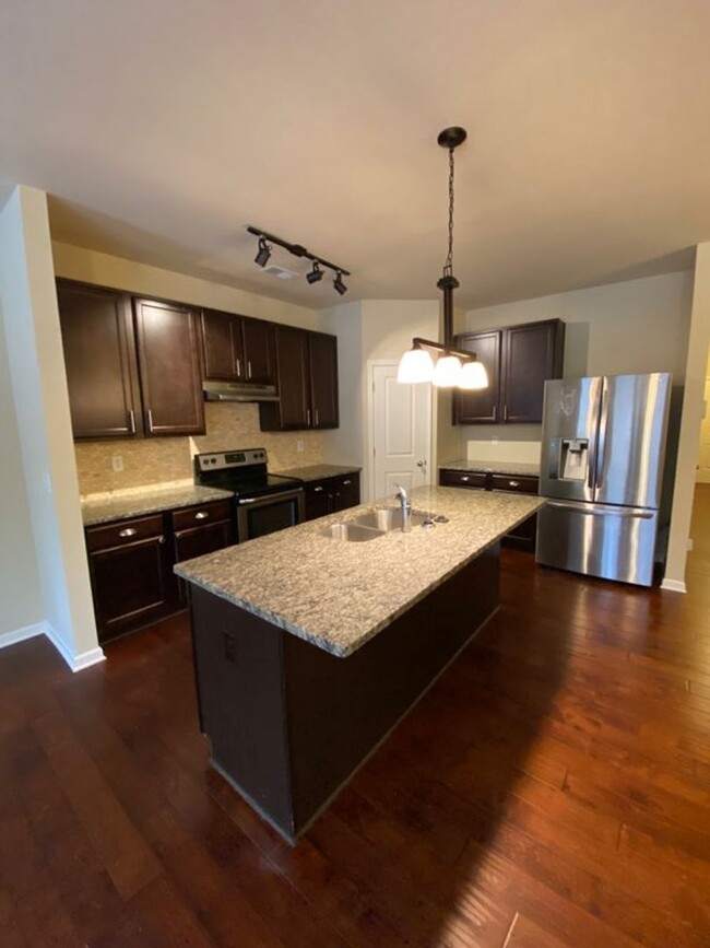 Building Photo - NEW LISTING - Beautiful Kennesaw Townhouse...