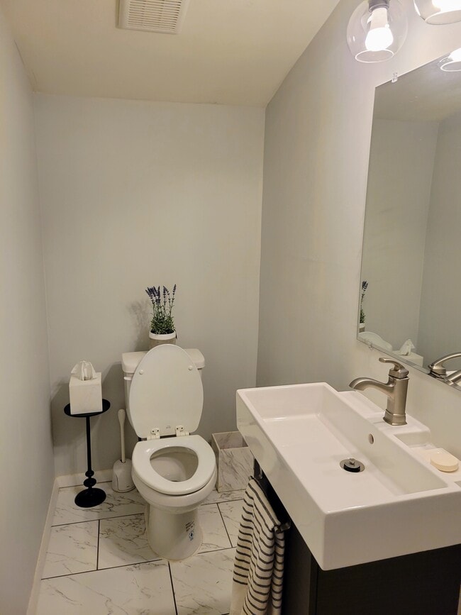 Building Photo - 1102 Greenbriar Cir