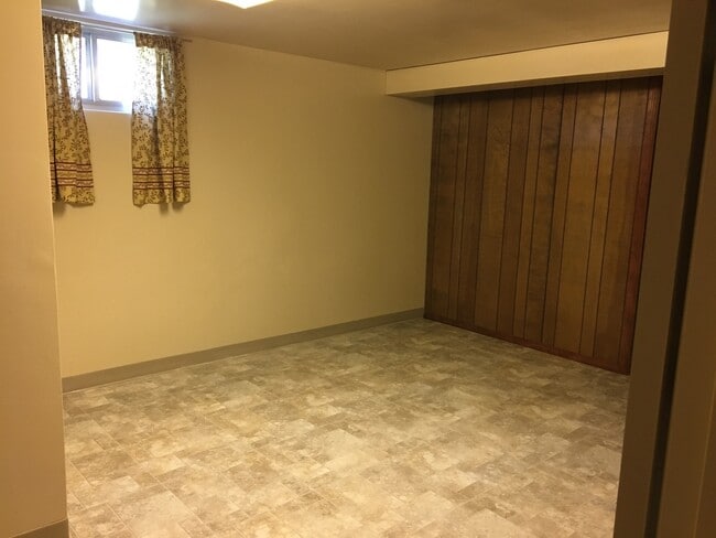 Building Photo - 4 bed - 2 bath Charming single family home walking distance to everything!