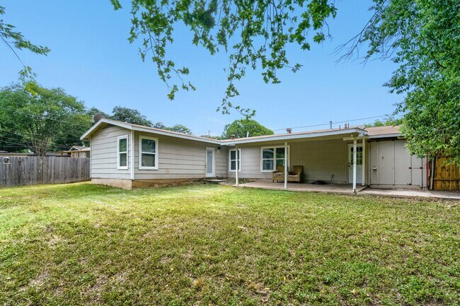 Building Photo - 8106 Windlake Dr