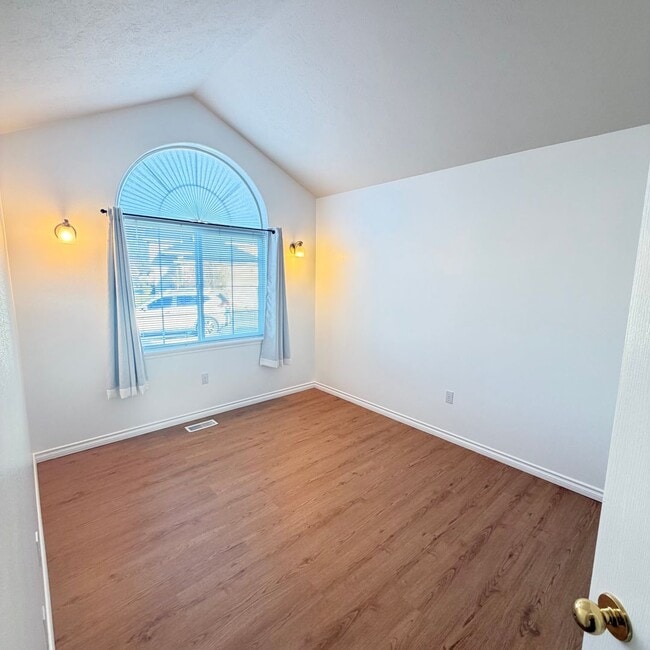 Building Photo - 3922 E Siskin Ln