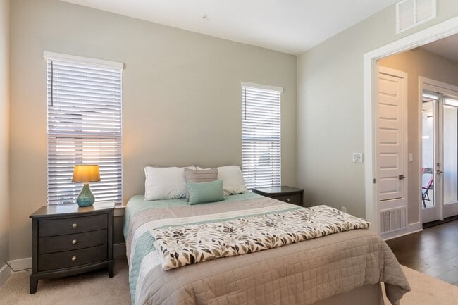 Building Photo - The Grove 2/2 Furnished