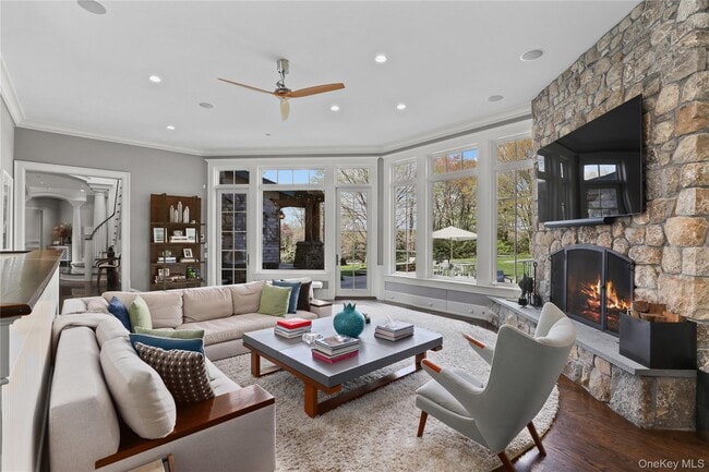 Building Photo - 10 Upland Rd N