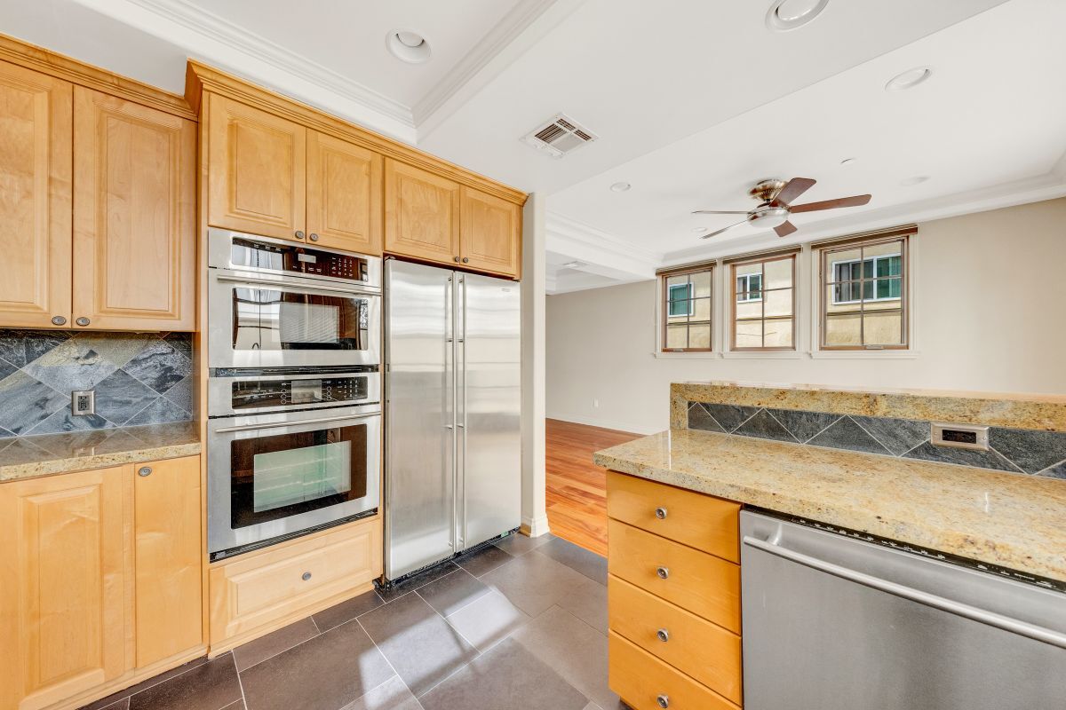 Building Photo - 985 N Michillinda Ave