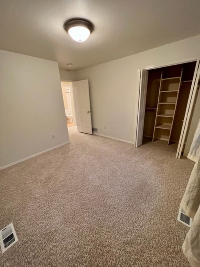 Building Photo - Updated 3 Bedroom Condo!