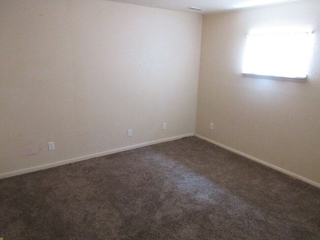 Building Photo - 4 bedroom 3 bathroom w/basement