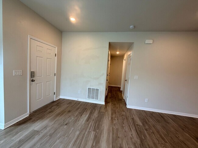Building Photo - Polished and Inviting modern 2-bedroms, 2-bath