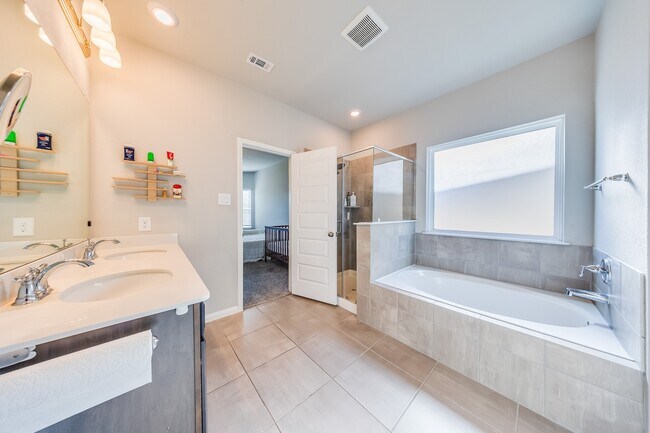 Building Photo - 2107 Cherryvale Dr