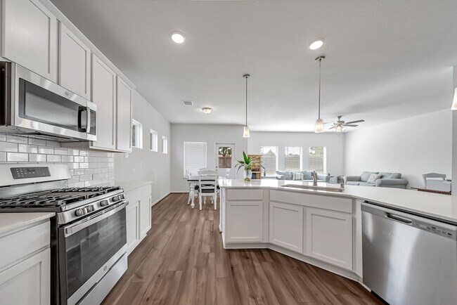 Building Photo - 15250 White Moss Dr