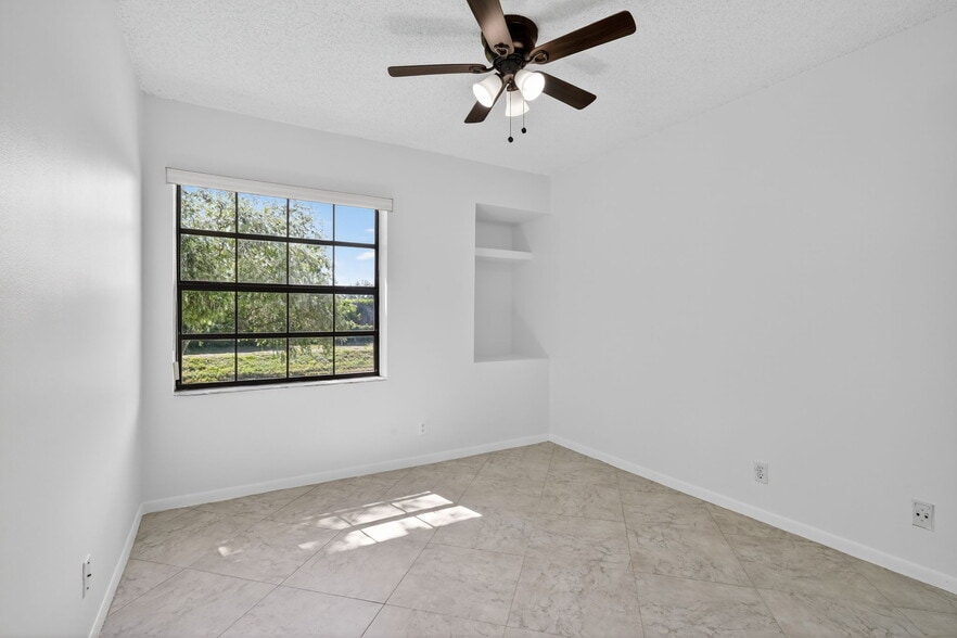 Building Photo - 5475 Verona Dr