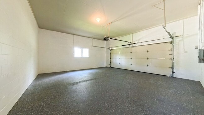 Building Photo - Spacious 3 Bedroom 1.5 Bath Home- Located ...