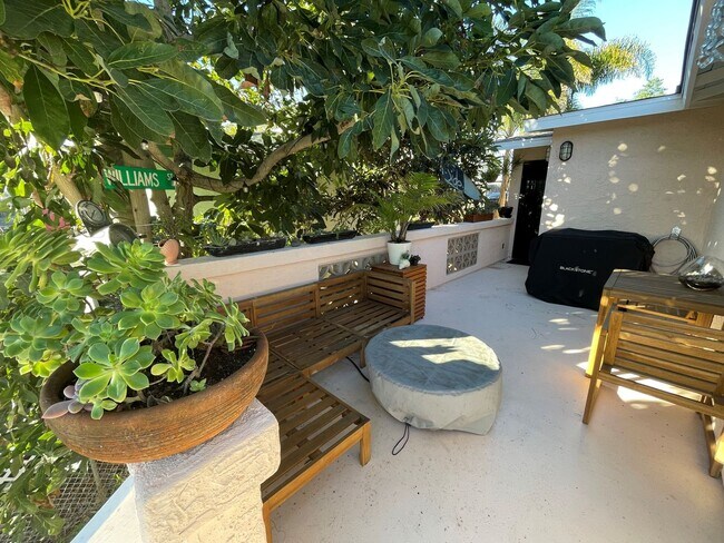 Building Photo - House close to the beach