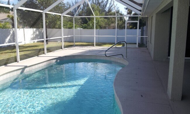 Building Photo - 2733 SW 11th Pl