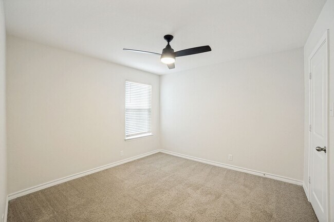 Building Photo - Welcome home to this 4/2/2 nestled in Whisper Falls