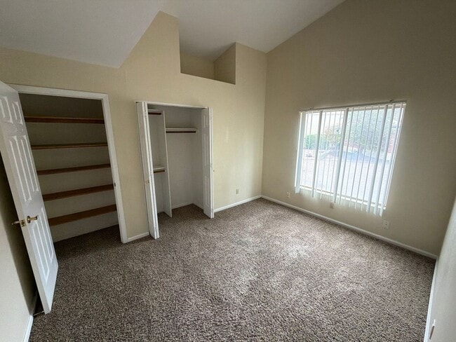 Building Photo - 837 N Oak Ct