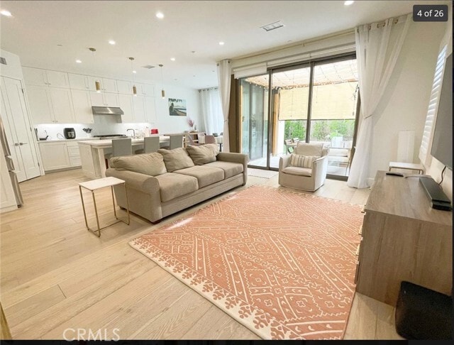 Building Photo - 120 Statura