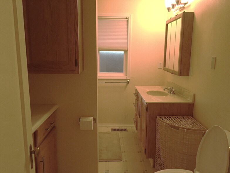 Full Bathroom - 4940 Cedar St