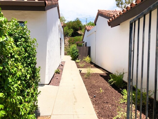 Building Photo - Sweet Single-Story, Completely Detached, in the Picturesque Fallbrook Village HOA Community!