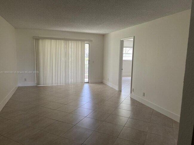 Building Photo - 1400 SW 124th Terrace