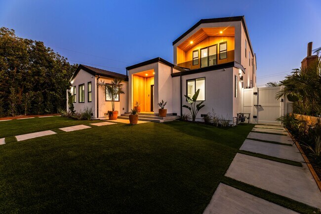 Building Photo - 212 W 64th St