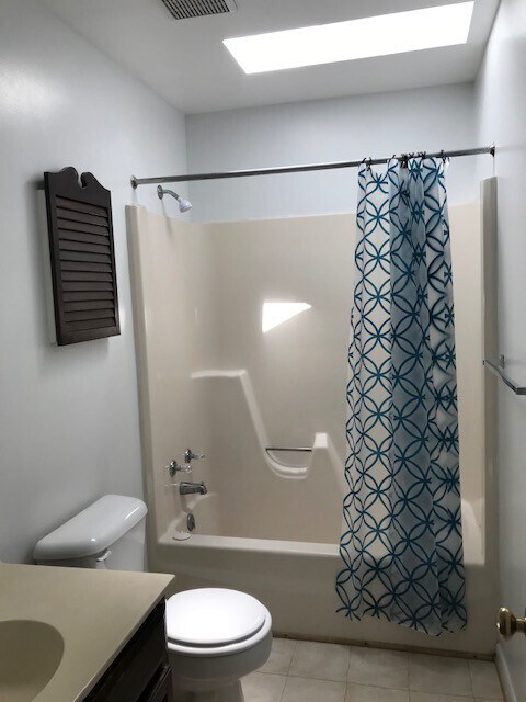 Building Photo - Spacious Yorktown Gem with New Flooring & ...