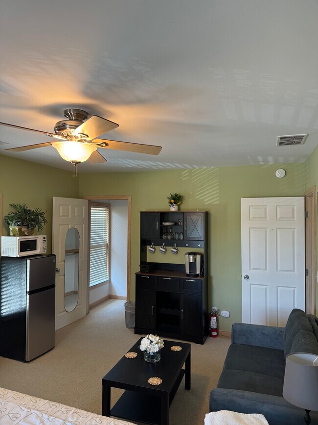 Building Photo - 98 W Center St