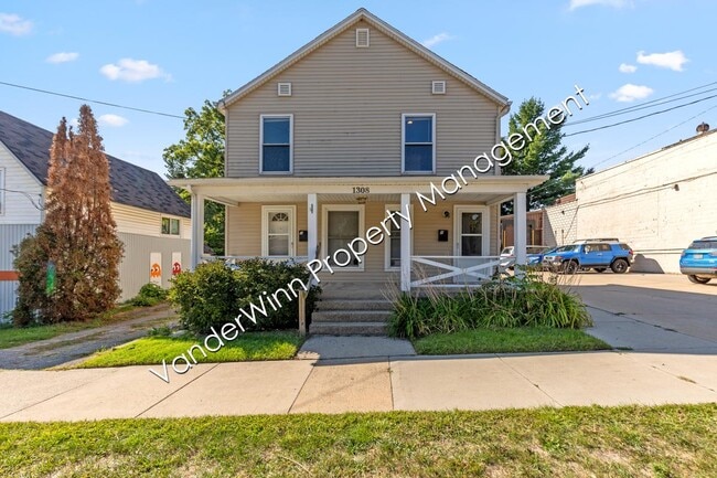Building Photo - 1308 Leonard St NW