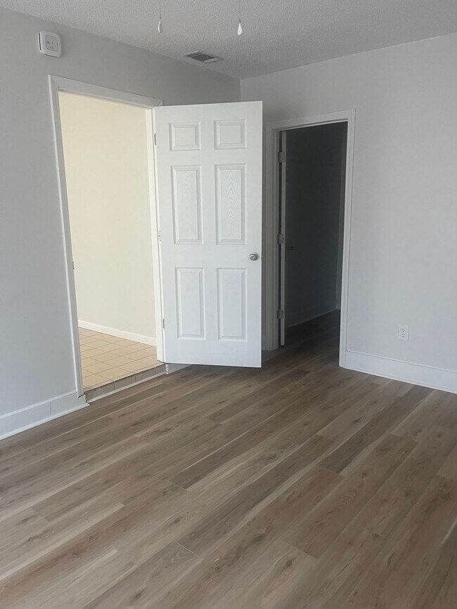 Building Photo - 133 Seminole Ave