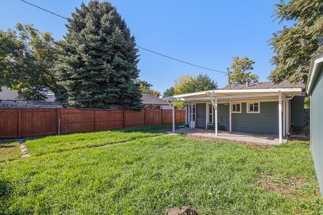 Building Photo - Spacious 2 bedroom with large den in the h...