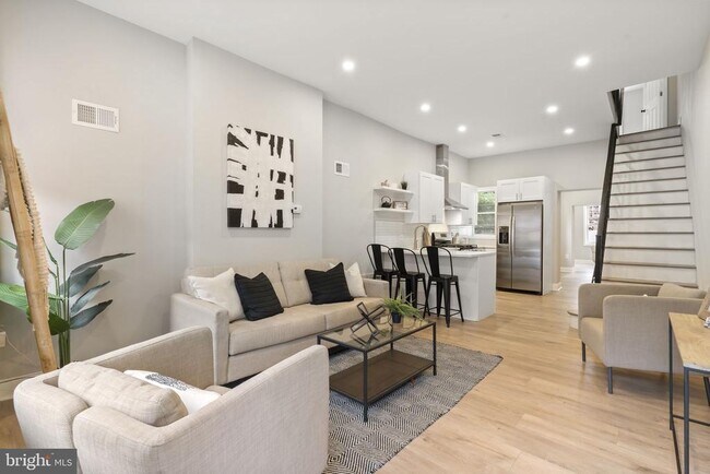 Building Photo - 2571 Coral St