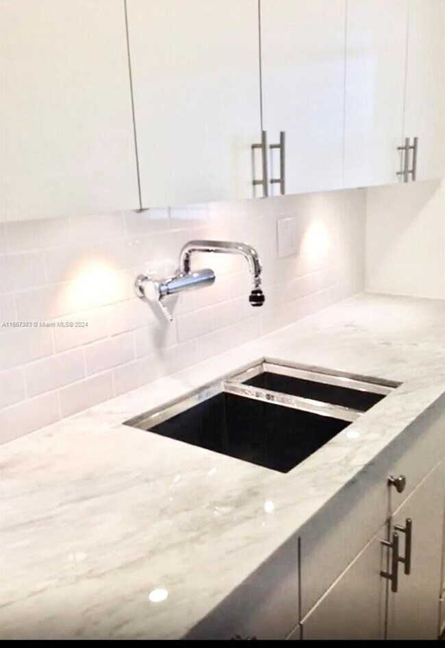 Building Photo - "Clean 1-Bed Sanctuary with Hardwood Floor...