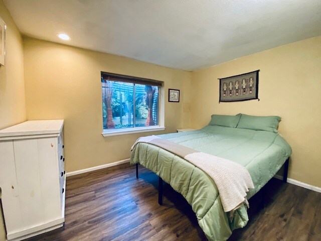 Building Photo - 1510 W Maple Ave