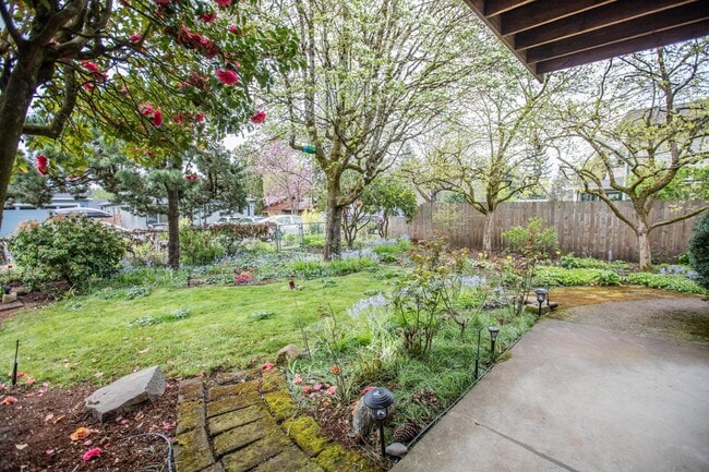 Building Photo - 3 bed/2 bath house in Oak Grove/Milwaukie- Available Now !