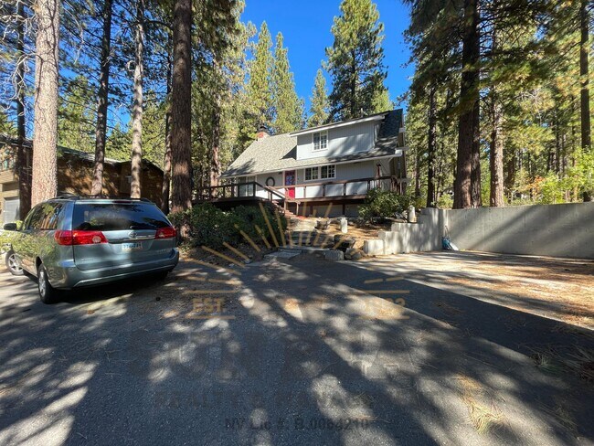 Building Photo - Bright Adorable Home in Incline! Dog Friendly