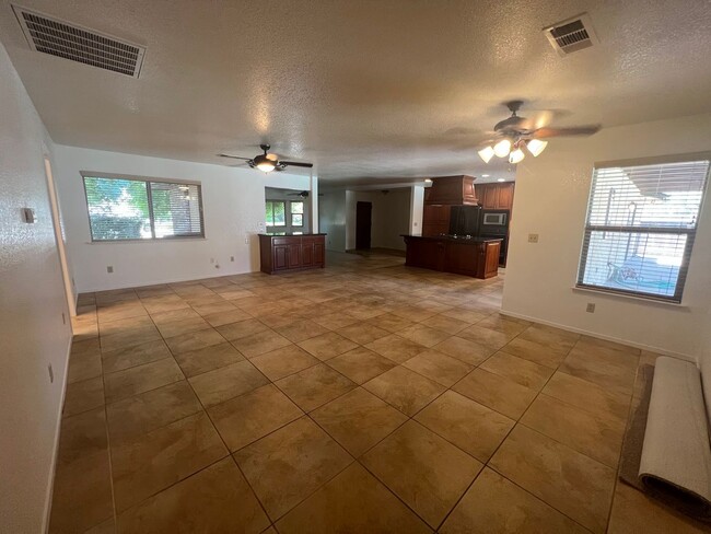 Building Photo - Beautiful home in Kingsburg