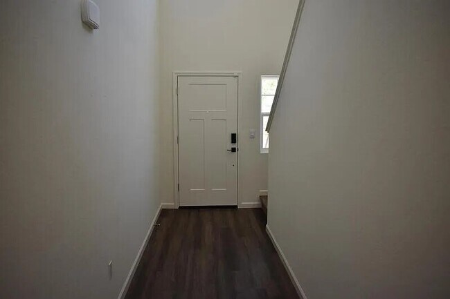 Building Photo - 736 Athena Dr