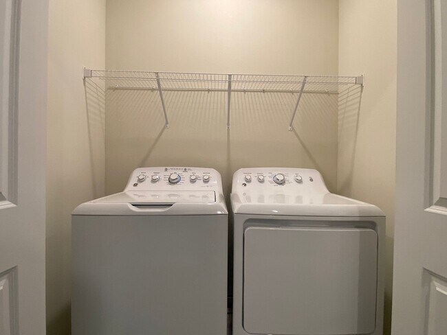 Building Photo - 3BD/2.5BA Townhome in Econ Trails Near Valencia East!