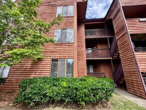 Building Photo - Gorgeous Condo right off Shore Dr, a stree...