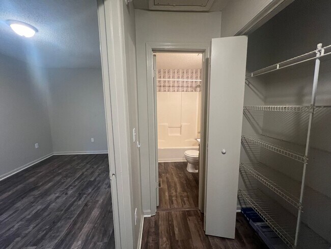 Building Photo - 4813 Oak Meadow Dr