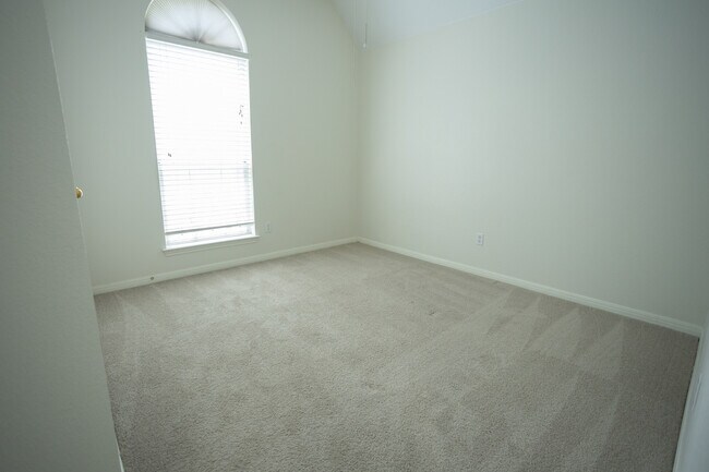 Building Photo - 1801 Dapplegrey Ln