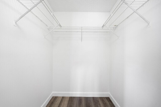 Building Photo - SPACIOUS 2/2 UNIT CENTRALLY LOCATED