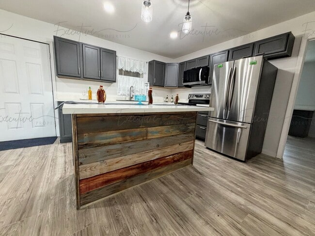 Building Photo - Available Now – Updated 3-Bed, 2-Bath Home in Iowa with Garage