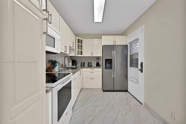 Building Photo - 3101 N Country Club Dr