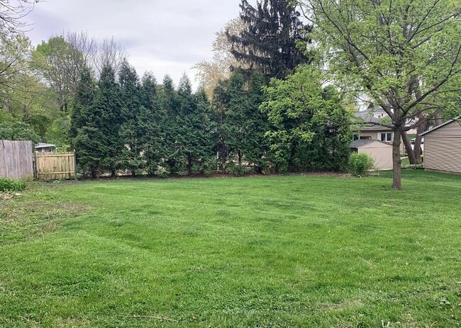 Building Photo - 1028 W 12th St