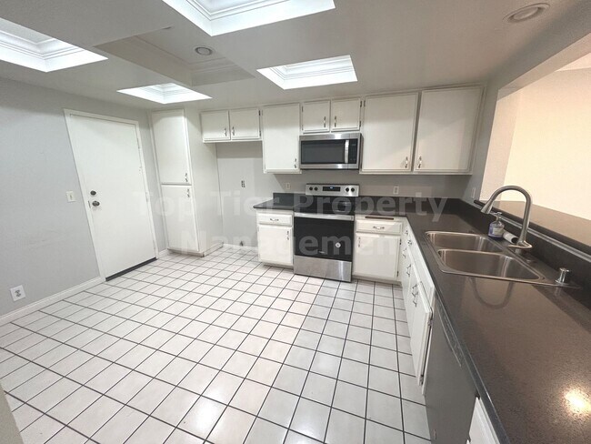 Building Photo - ***Charming 3 bed / 2.5 bath / 1,501 sqft ...