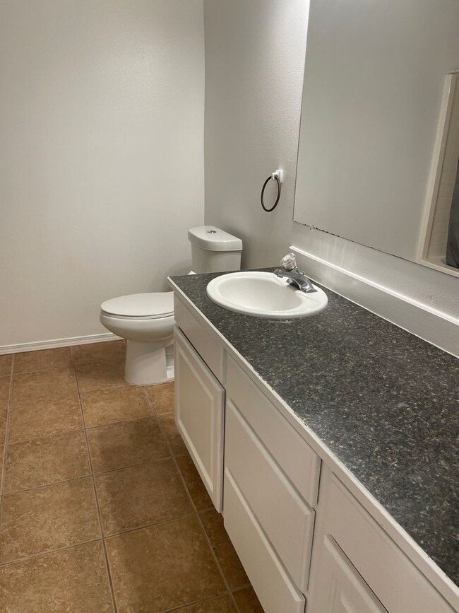 Building Photo - Large 4 Bedroom Home